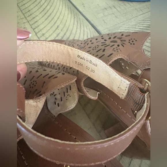 NEW Jack Rogers Womens Brown Laser
Cut Ronnie Block Heel Leather Sandals
9.5M - Picture 8 of 9